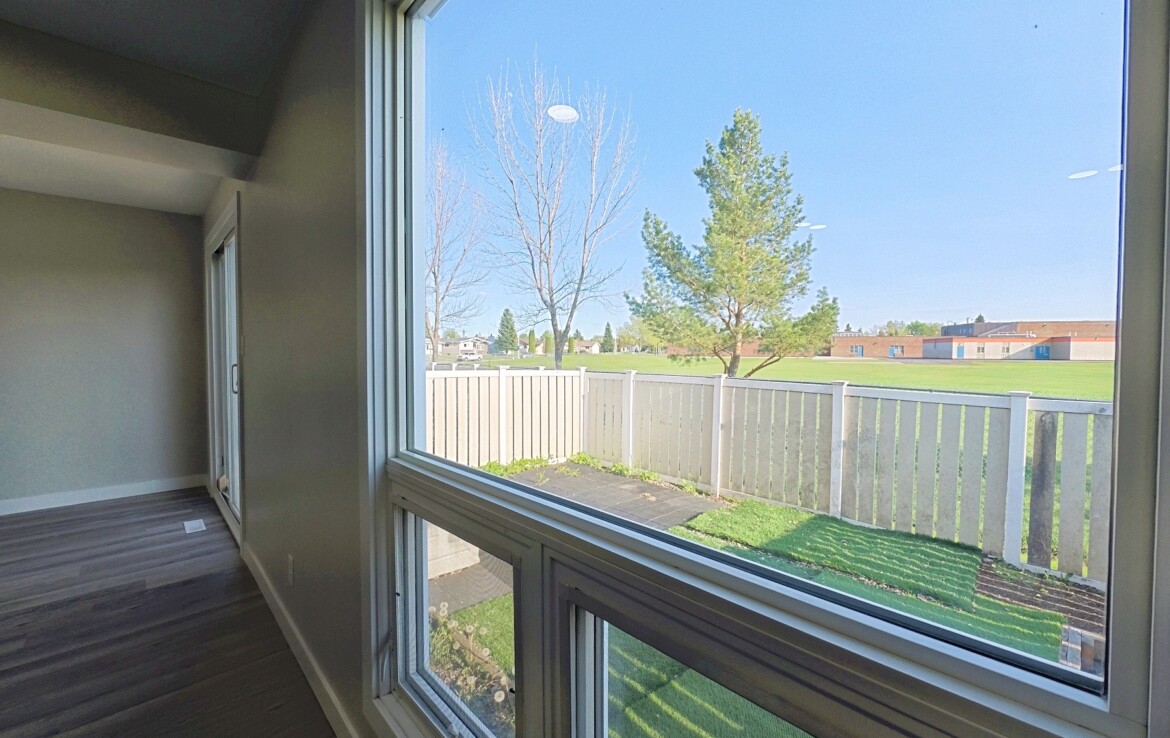 Millwoods reno townhouse - Real Estate Agent Peter Chen