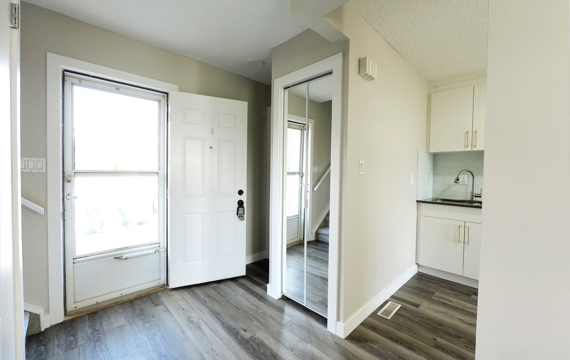 Millwoods reno townhouse - Real Estate Agent Peter Chen